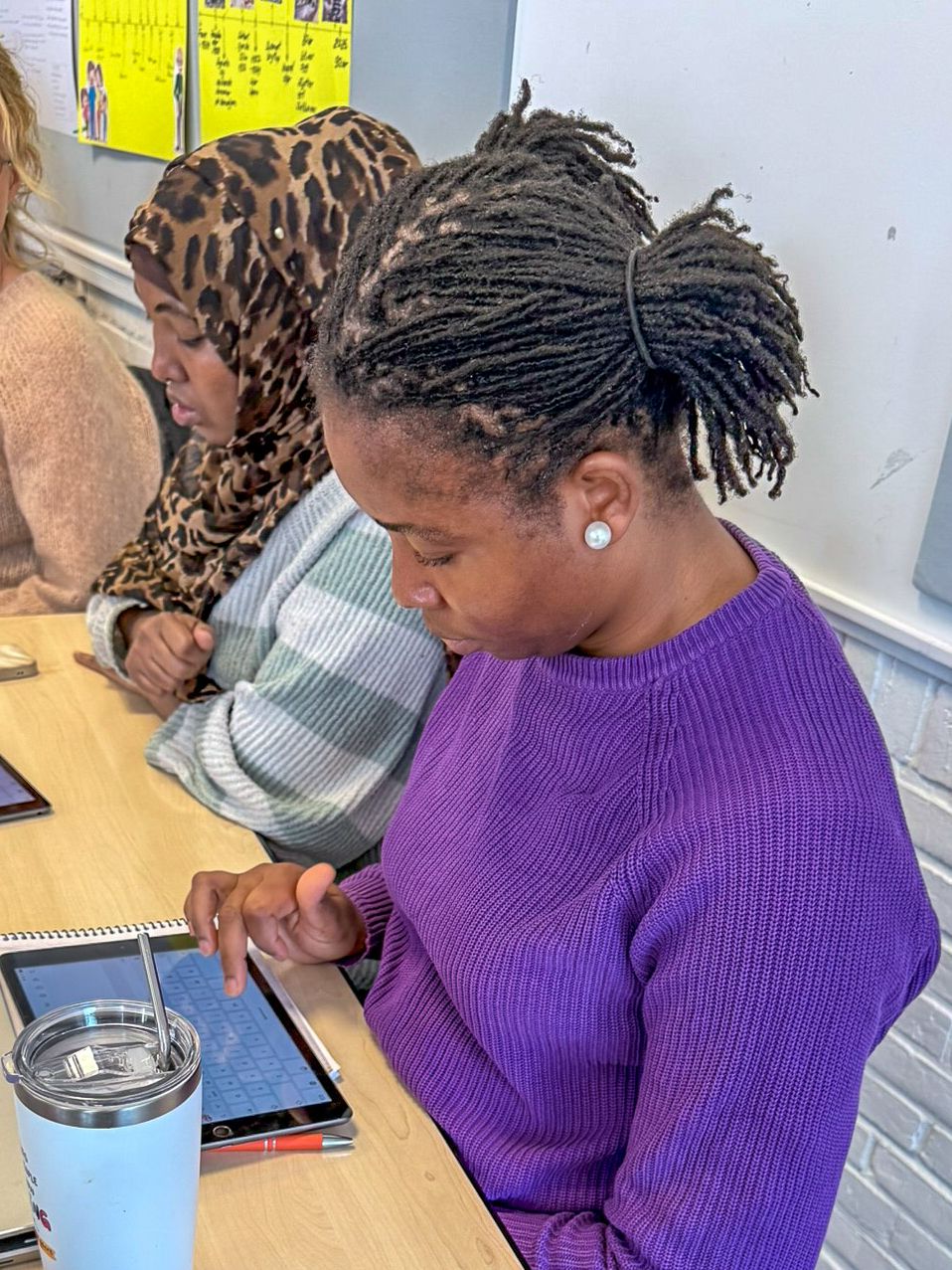 Medarbejder dokumenterer med Clex på tablet