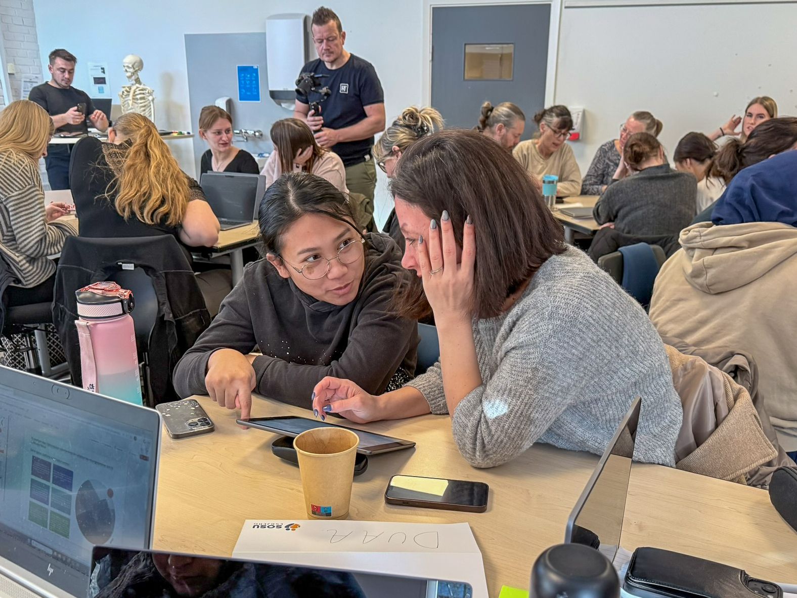 Medarbetare samarbetar kring dokumentation med Clex